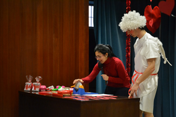 Momento de comenzar el bingo y de nervios entre los asistentes.